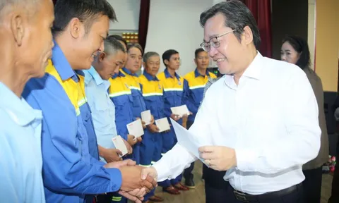 Báo Người Lao Động trao quà Tết đến công nhân thoát nước TPHCM