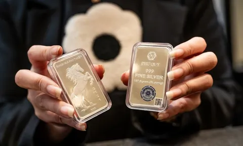 Người dân xếp hàng đông nghịt mua vàng ngày cận Tết Bính Ngọ, bạc thỏi Bạch Mã Phú Quý gây "sốt"