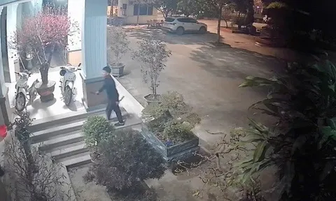 Nam thanh niên cầm 2 con dao trèo qua cổng vào trụ sở công an quậy phá