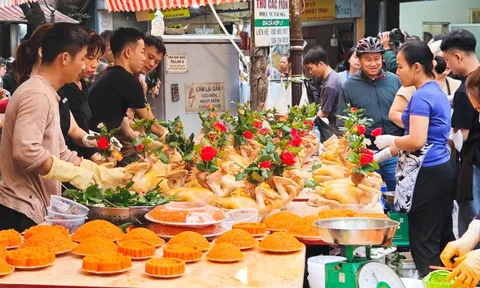 Gà luộc gần 1,8 triệu đồng/con vẫn ‘cháy hàng’ ở chợ Hàng Bè sáng 29 Tết 0