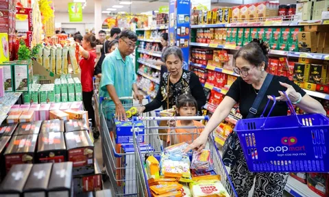 Người dân TP.HCM đổ xô sắm Tết, siêu thị mở cửa đến đêm 0