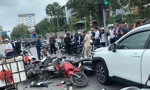 Ô tô tông hàng loạt xe máy chờ đèn đỏ, 2 người nhập viện