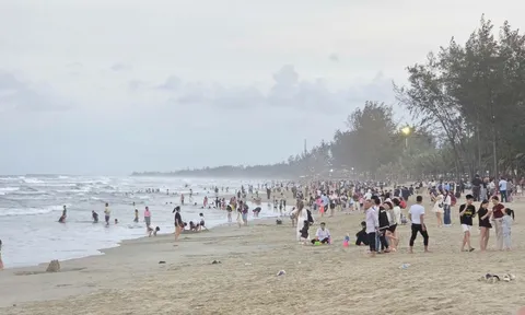 Tắm biển Mỹ Khê, 3 người trong gia đình bị đuối nước