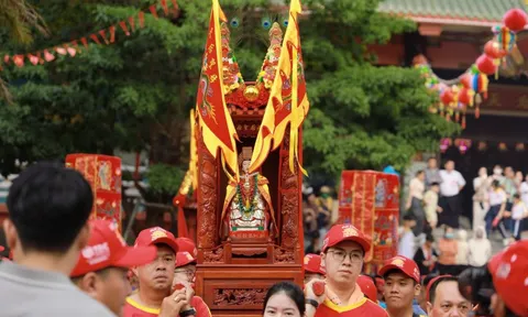 "Biển người" dự lễ rước Cộ Bà Thiên Hậu lớn nhất Đông Nam Bộ