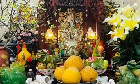 Vì sao bàn thờ Thần Tài đặt sát đất mà không phải ở trên cao?