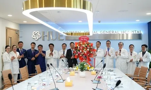 Lãnh đạo UBND TP Huế đến thăm và chúc mừng đội ngũ y bác sĩ tại Bệnh viện Đa khoa Quốc tế Huế