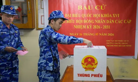 Cử tri tàu CSB 6008 bỏ phiếu bầu cử ngay trên biển