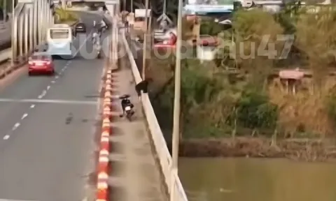 CLIP: Camera ghi lại cảnh nam thanh niên nhảy sông mất tích