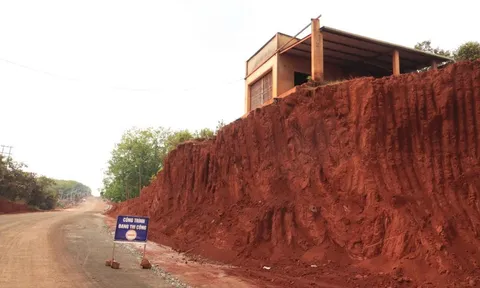 Sau khi báo chí phản ánh, Chủ tịch UBND tỉnh Đồng Nai chỉ đạo làm rõ việc nhiều nhà dân “treo cao”