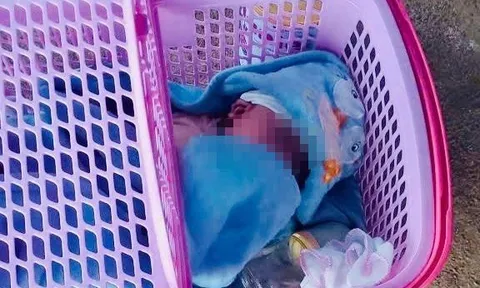 Bé trai được đặt trước cửa nhà dân kèm bức thư nhiều nghi vấn