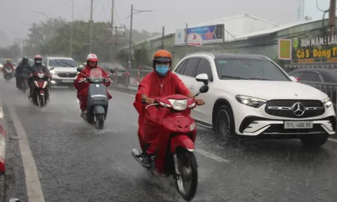 Mưa trái mùa bất ngờ trút xuống TP HCM, trời tối sầm giữa chiều