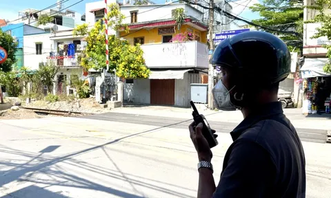 CSGT TPHCM mật phục ghi hình xe máy băng qua đường sắt, người vi phạm "hết chối"