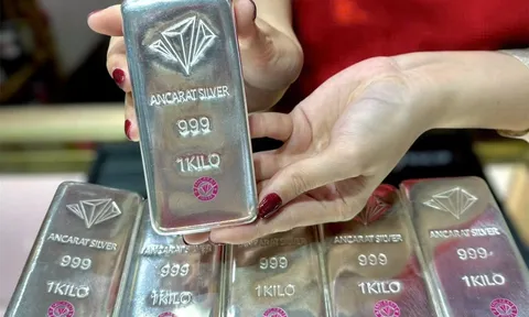 Giá bạc hôm nay 9-3: Giảm mạnh cùng với vàng khi giá dầu thô vượt 110 USD/thùng