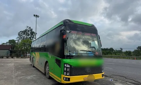 Choáng với số hành khách trên xe khách 25 chỗ