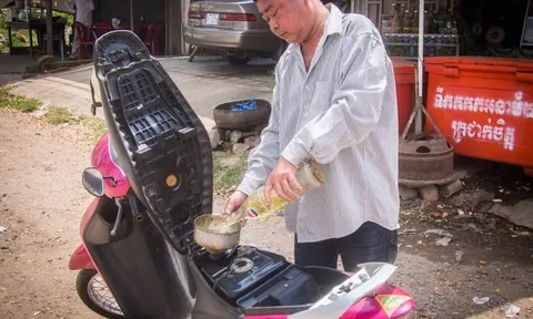 Phụ thuộc hoàn toàn vào nhập khẩu, giá xăng dầu ở nước láng giềng Việt Nam biến động phi mã