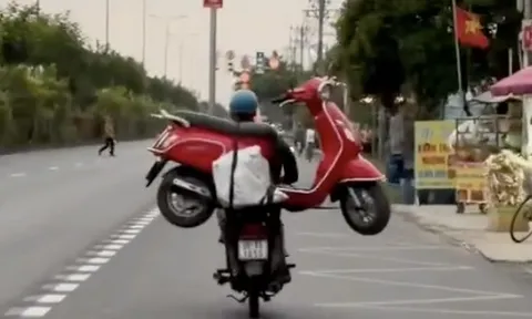 Truy tìm người đàn ông lái xe máy chở theo xe máy ở TPHCM