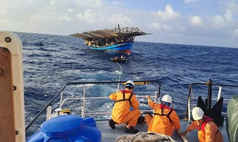 Tàu hải quân xuất phát cứu nạn 36 ngư dân tàu cá Quảng Ngãi trôi dạt trên biển