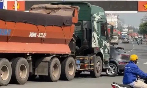 Xe bồn đẩy ô tô biển vàng ngay vòng xoay trên Quốc lộ 13