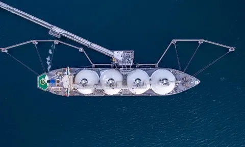 Đang trên đường đến châu Âu, một tàu chở LNG của Mỹ bất ngờ quay đầu chuyển hướng đến Trung Quốc