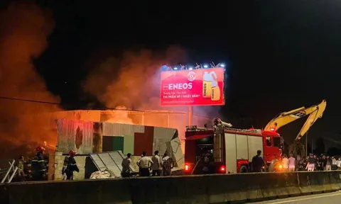 Hàng chục chiến sĩ cảnh sát khống chế đám cháy bãi phế liệu sát Quốc lộ 1