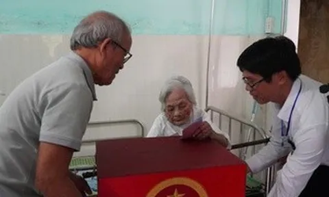 Cụ bà 116 tuổi ở Đà Nẵng tự tay bỏ phiếu bầu cử tại nhà