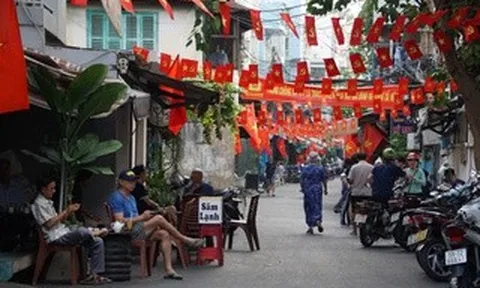 Sáng tinh mơ, hương cà phê lan tỏa khắp góc phố