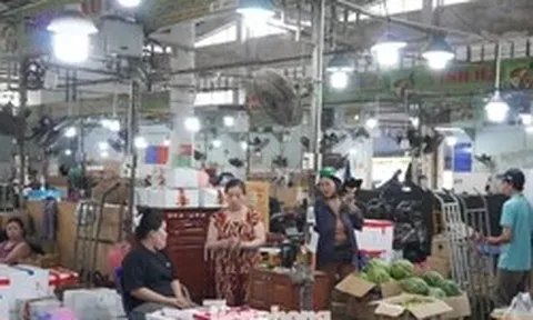 Tiểu thương chợ đầu mối 'đứng ngồi không yên' vì cước phí phi mã