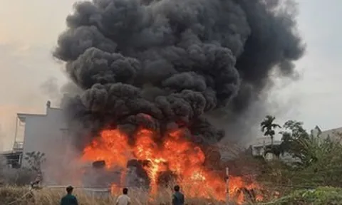 Cháy lớn ở TPHCM, lửa đỏ rực một vùng