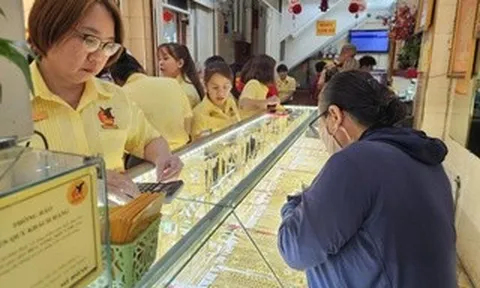 Sáng 21-3, giá vàng miếng SJC rớt thêm 5 triệu đồng/lượng khi vừa mở cửa