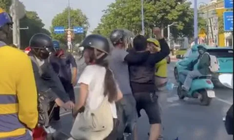 Hai người đàn ông xô xát giữa đường ở TPHCM khiến nhiều người khiếp vía