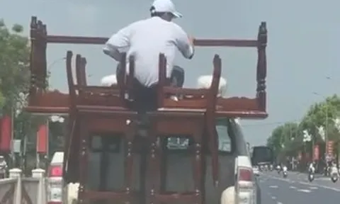 Công an TP Huế thông tin vụ "xe bán tải biển xanh chở người "đánh đu" phía sau thùng"
