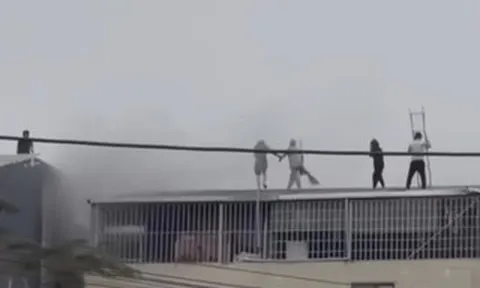 Lời kể của người phá mái tôn để cứu 7 người trong vụ cháy