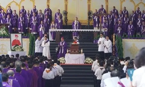 Hàng ngàn người tiễn Đức Hồng y Gioan Baotixita Phạm Minh Mẫn