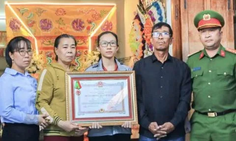 Truy tặng Huân chương Bảo vệ Tổ quốc hạng ba cho công an xã hy sinh đấu tranh với "cát tặc"