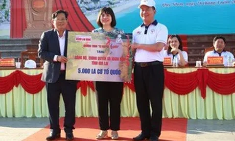 Báo Người Lao Động trao tặng tỉnh Gia Lai 5.000 lá cờ Tổ quốc