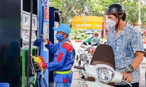 Giá xăng giảm gần 6.000 đồng/lít, xăng RON95 về mức 24.300 đồng