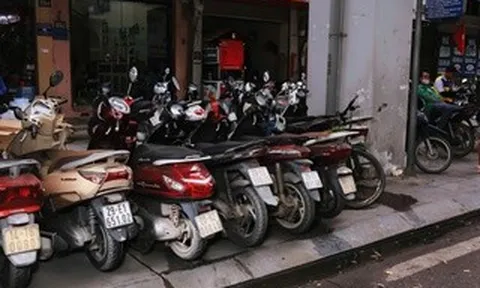 VIDEO: Gầm nhà ga tuyến Cát Linh - Hà Đông bị "chiếm giữ" bởi các bãi giữ xe trái phép