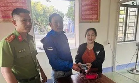 Nhặt được 74 triệu đồng, nhân viên tiếp thị tìm người trả lại