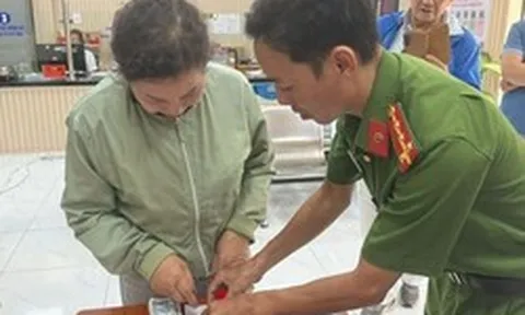 Bỏ quên túi xách chứa gần 10 chỉ vàng và kim cương trên taxi, người phụ nữ nhận lại "phép màu" trị giá hơn 3 tỷ đồng