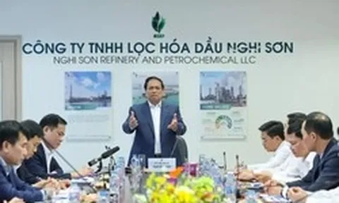 Thủ tướng làm việc tại Nhà máy Lọc hóa dầu Nghi Sơn, khảo sát địa điểm xây kho dầu chiến lược