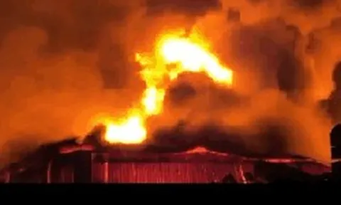 Kho xưởng đồ gỗ bốc cháy dữ dội gần bệnh viện K Tân Triều