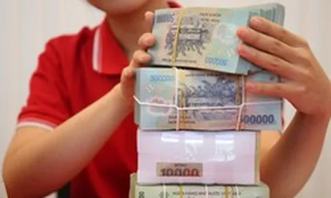 Người dân ồ ạt gửi tiền vào ngân hàng