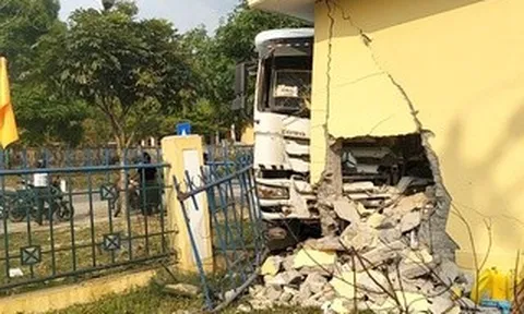 Xe đầu kéo tông sập tường rào, nhà bảo vệ trường mầm non