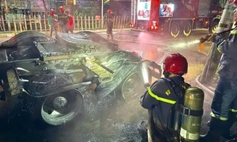 TPHCM: Xe đầu kéo đang đỗ trên đường Lê Hồng Phong thì bất ngờ bốc cháy