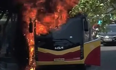 Clip: Cháy xe khách dữ dội gần tòa nhà Mường Thanh Khánh Hòa