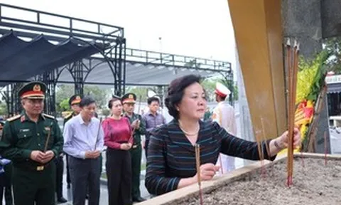 Phó Thủ tướng Phạm Thị Thanh Trà tri ân các anh hùng liệt sĩ ở Quảng Trị