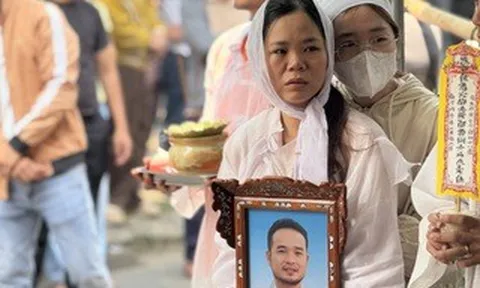 Vụ tài xế taxi bị sát hại tại Quảng Trị: Vợ khóc ngất trong lễ đưa tang chồng