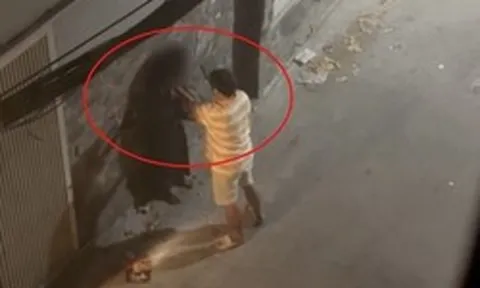 Phẫn nộ clip cô gái bị gã đàn ông hành hung, dở trò đồi bại trong hẻm vắng ở TP.HCM: Danh tính nghi phạm