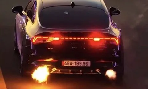 Vụ xe con phun lửa khi đang chạy trên đường gây xôn xao dư luận: Tài xế vi phạm 5 hành vi