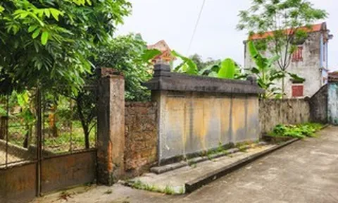 Bia cổ hơn 300 năm ở Thanh Hóa thành tường rào nhà dân